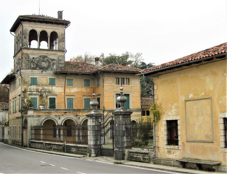 Villa Leoni (anche: Villa Pecile)
